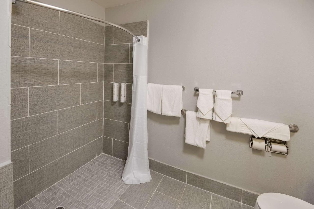 Hotel Clarion Pointe Indianapolis Northeast Castelton Exterior foto